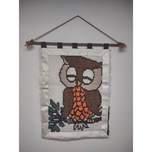 Vintage 1970s Caron Latch Hook Yarn Sleepy Owl Rug Wall Hanging, Wood Dowel Rod - Picture 4 of 12